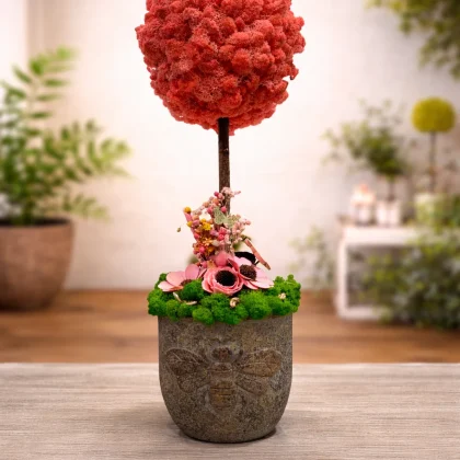 Copăcel decorativ din licheni stabilizați roz în ghiveci ceramic cu model albină