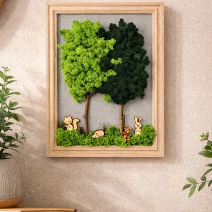 Tablou decorativ cu licheni stabilizați, doi copaci și animale de pădure în ramă din lemn natur