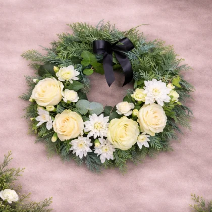 Coroană funerară albă elegantă cu flori delicate pentru comemorare