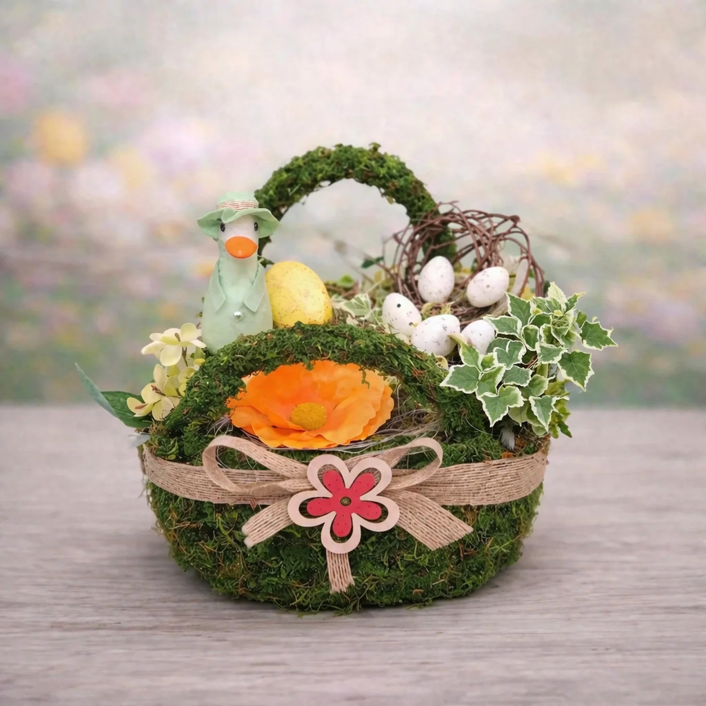 Aranjament de Paște cu rățușcă decorativă, ouă pastel și flori într-un coș rustic din mușchi