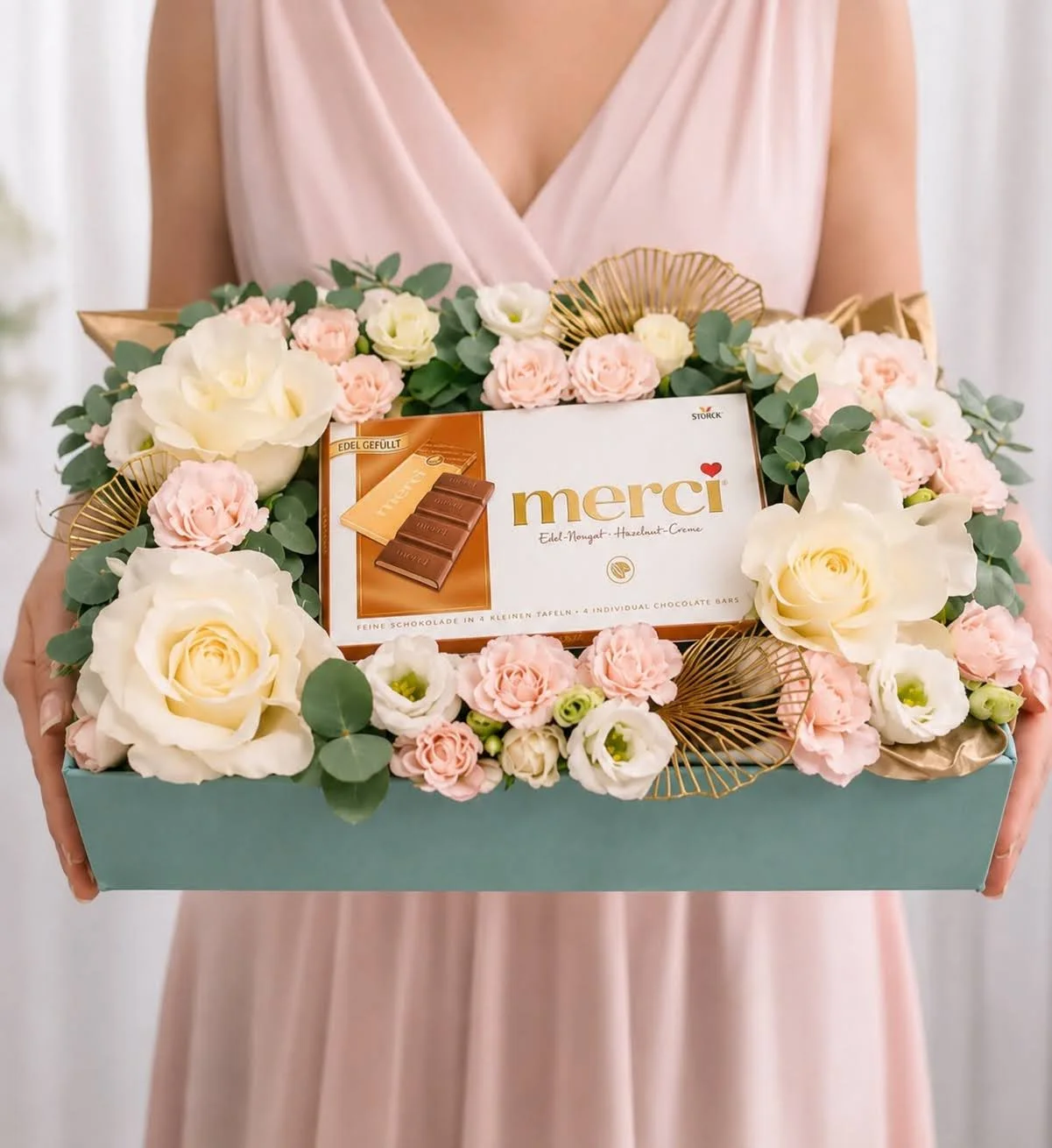 Aranjament floral pastelat cu trandafiri albi și roz și ciocolată Merci