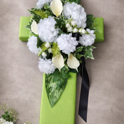 Cruce funerară mică cu flori artificiale albe, crizanteme, cale și hortensii, decor elegant pentru ceremonii funerare