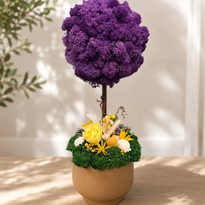 Copăcel decorativ din licheni stabilizați mov, realizat manual, în ghiveci roz pastel cu accesorii florale decorative, potrivit pentru decor interior.