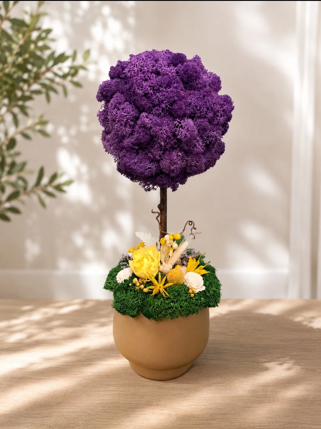 Copăcel decorativ din licheni stabilizați mov, realizat manual, în ghiveci roz pastel cu accesorii florale decorative, potrivit pentru decor interior.